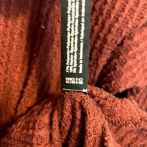 Out From Under Rust Oversized Thermal Button Front Top Women's Size Small - Picture 5 of 6
